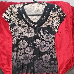 Sonoma Black and White Graphic Short Sleeve Blouse